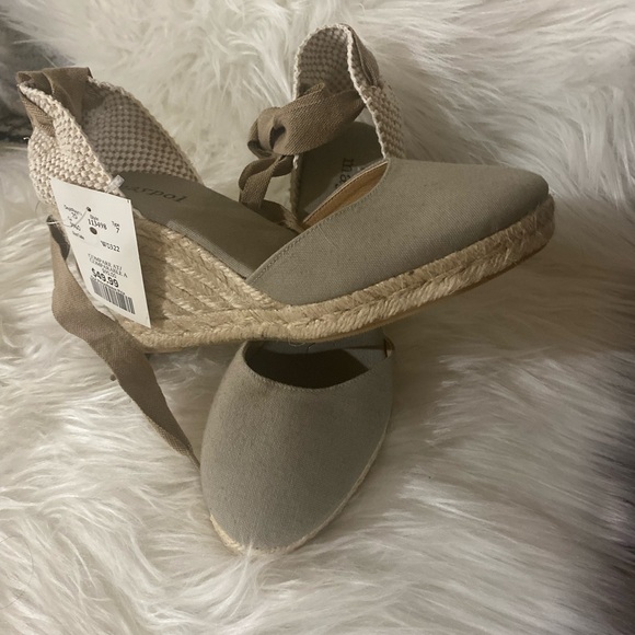 Brand new sandals - Picture 3 of 4